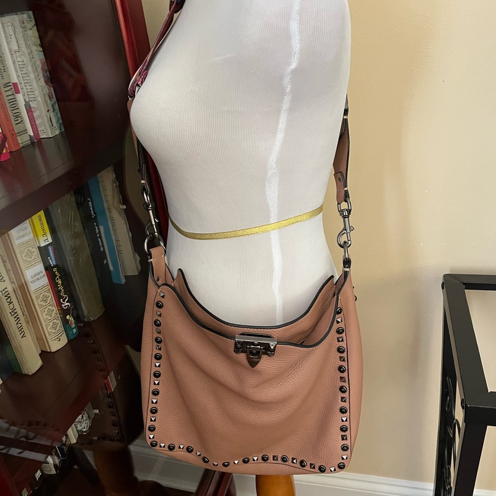 Beautiful Valentino Garavani Rockstud Cross body bag.